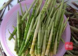 腊肠炒水竹笋的做法图解1