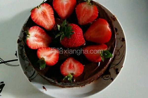 巧克力淋酱草莓蛋糕