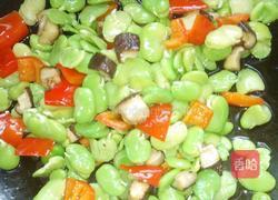 蚕豆香菇炒鸡蛋的做法图解5