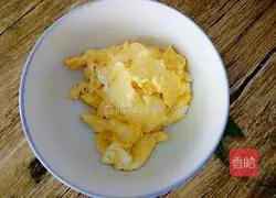 Illustration of how to make scrambled eggs with zucchini 7