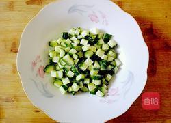 黄瓜拌皮蛋的做法图解2