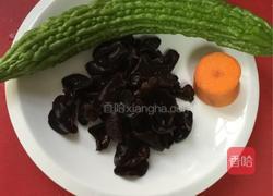 凉拌苦瓜黑木耳的做法图解1