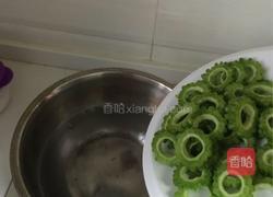 凉拌苦瓜黑木耳的做法图解3