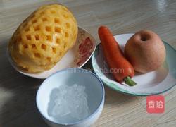 胡萝卜菠萝苹果汁的做法图解1