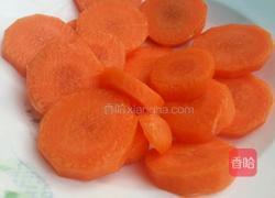 胡萝卜菠萝苹果汁的做法图解3