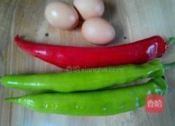 尖椒炒鸡蛋的做法图解1