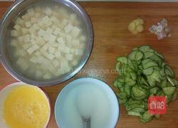 黄瓜鸡蛋豆腐汤的做法图解2