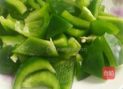 青椒炒肉片的做法图解1