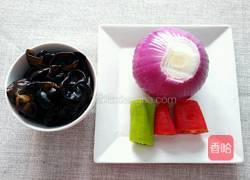 木耳拌洋葱的做法图解1