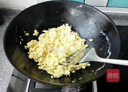 鹅蛋韭菜盒子的做法图解3