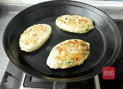 鹅蛋韭菜盒子的做法图解11