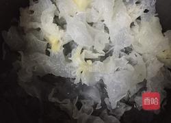 银耳红枣莲子羹的做法图解1