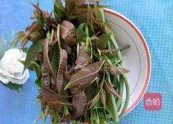 香椿拌蒜薹的做法图解1