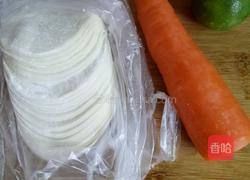 胡萝卜素蒸饺的做法图解1