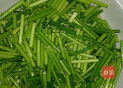 蒜台炒肉的做法图解1