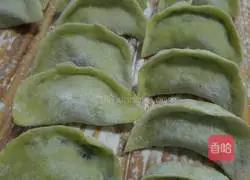 Illustration of how to make vegetarian Sanxian stuffed dumplings 17