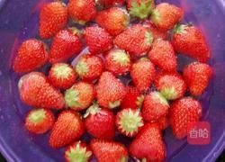 草莓罐头的做法图解1