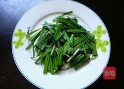 蚕豆炒韭菜的做法图解2