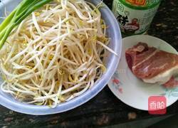 豆芽炒肉的做法图解1