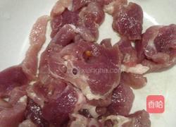 白菜猪肉炖粉条的做法图解1