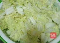 白菜猪肉炖粉条的做法图解2