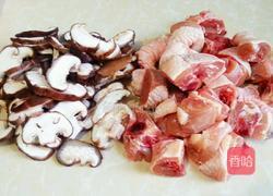 香菇炒鸡的做法图解1