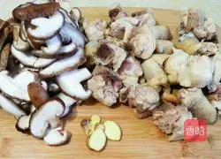 Illustration of how to make stir-fried chicken with mushrooms 2