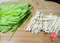 凉拌莴苣百叶丝的做法图解2