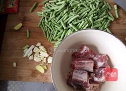 豆角炖排骨的做法图解1