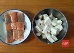 三文鱼炖豆腐的做法图解1