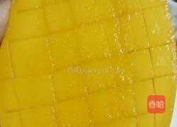 香浓芒果奶昔的做法图解2