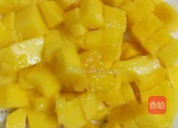 香浓芒果奶昔的做法图解4