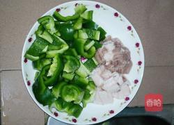 家常辣椒炒肉的做法图解1