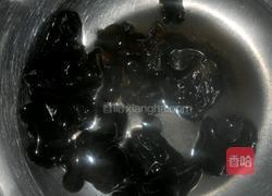 洋葱拌木耳的做法图解2