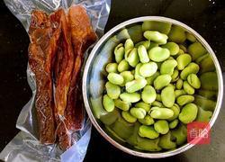 蚕豆炒腊肉的做法图解1