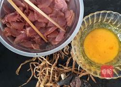 黄花菜香菇肉片汤的做法图解1