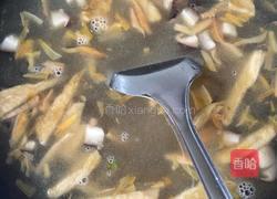 黄花菜香菇肉片汤的做法图解3