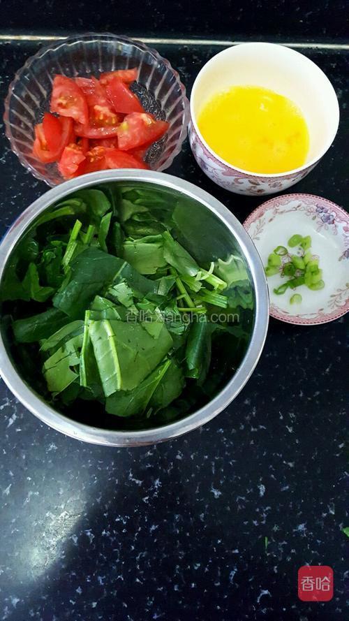 准备食材，西红柿切块，菠菜切段，鸡蛋打散备用