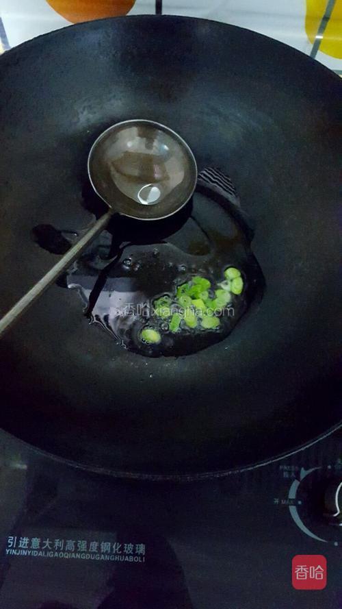 锅中放入少许油，放入葱花爆香