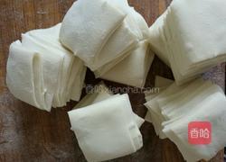 馄饨包法的做法图解2