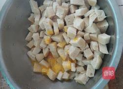 五彩鸡蛋馒头丁的做法图解2