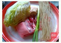 白菜炖粉条的做法图解1