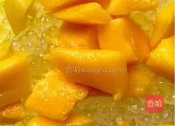 Illustration of how to make golden sago with fresh milk 11