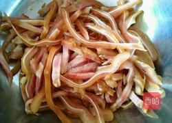 红油黄瓜拌耳丝的做法图解2