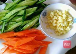 红油黄瓜拌耳丝的做法图解3