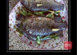 《干炸小鲫鱼》的做法图解2