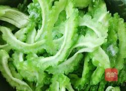 苦瓜炒蛋的做法图解1