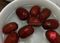 红枣莲子银耳汤的做法图解1