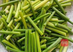 腊肠炒蒜苗的做法图解1