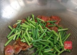 腊肠炒蒜苗的做法图解3